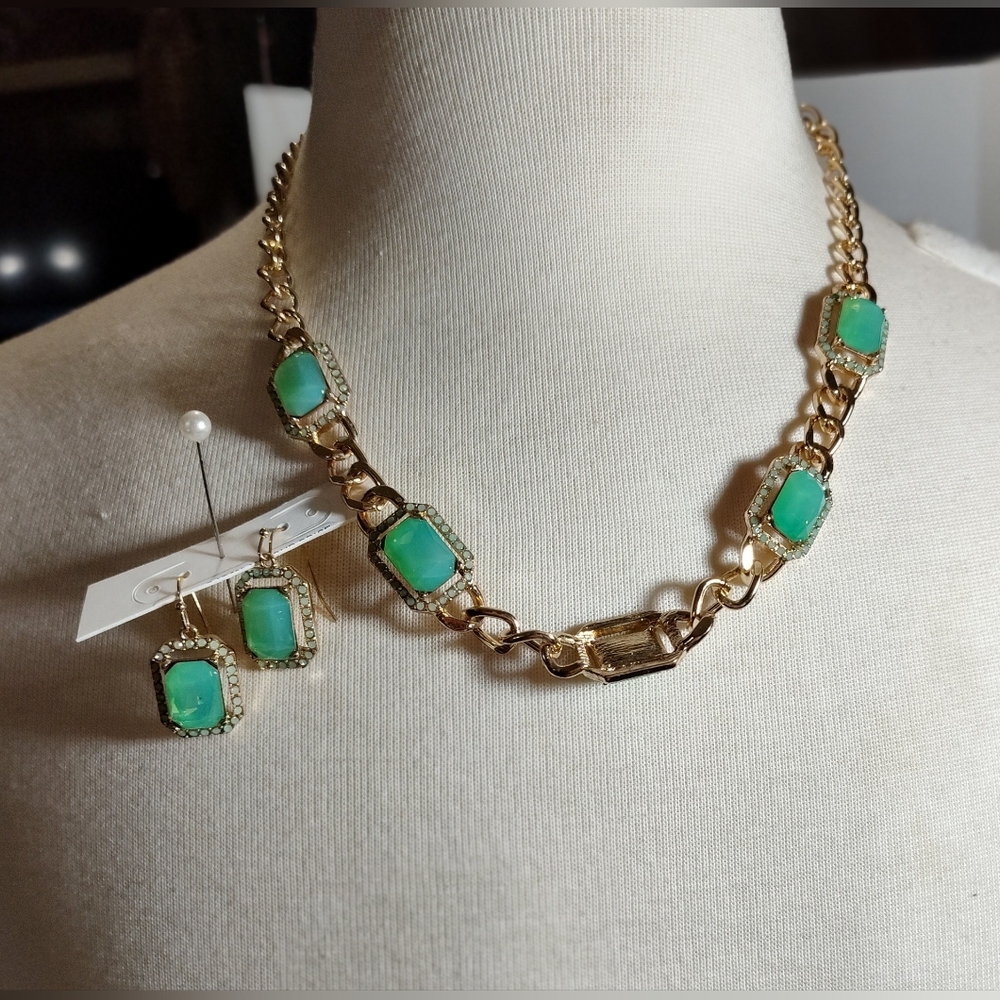 Gold and Emerald Green Bling Necklace Set NWOT
